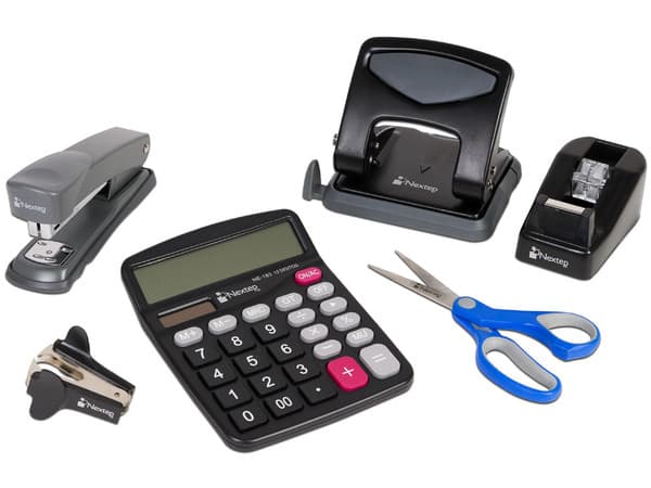 Kit Escolar Nextep Incluye: Calculadora, tijeras, grapadora, perforadora de papel, sujetador de documentos, grapadora y base para cinta adhesiva.