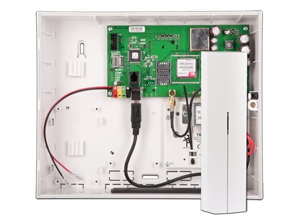 Panel de control con Comunicador 3G, LAN Integrado y Modulo de radio, 50 Zonas inalambricas o bus, 8 particiones, 16 salidas programables.
