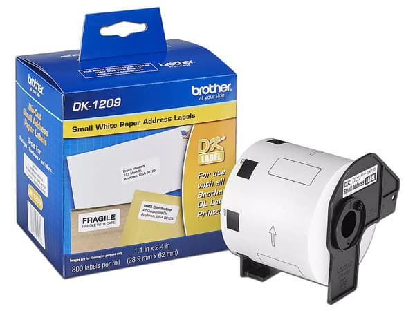 Rollo de 800 etiquetas Brother DK1209 precortadas, blancas.