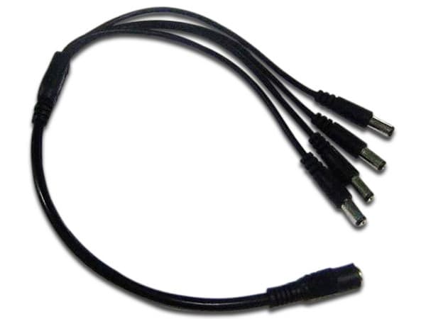Divisor de energía tipo pulpo SAXXON PSUWB07 con 4 conectores macho a 1 conector hembra.