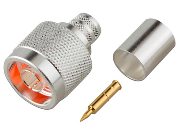 Conector RF Industries tipo N Macho, de Anillo plegable.